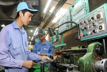 Sản xuất linh kiện xe máy tại Công ty TNHH Công nghệ Cosmos (Khu công nghiệp Khai Quang, Vĩnh Phúc). (Ảnh KHÁNH AN)