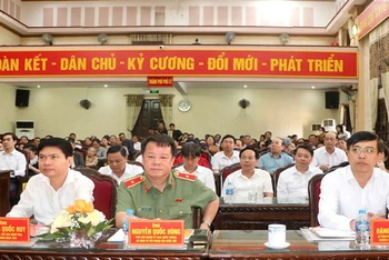 Các đại biểu dự hội nghị tiếp xúc cử tri tại thành phố Phủ Lý.