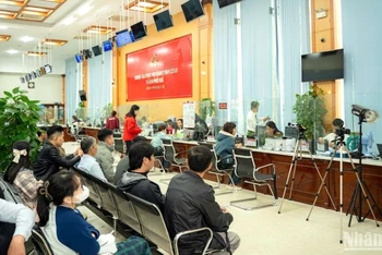 Cán bộ tại bộ phận một cửa thành phố Huế phục vụ người dân, doanh nghiệp đến giải quyết thủ tục hành chính. (Ảnh: HOÀNG OANH)