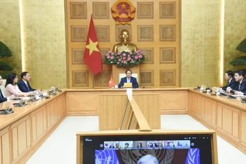 Thủ tướng Phạm Minh Chính và lãnh đạo các bộ, ban, ngành của Chính phủ Việt Nam tham dự Hội nghị cấp cao trực tuyến về biến đổi khí hậu tại điểm cầu Hà Nội. (Ảnh: TRẦN HẢI)