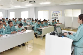 Lớp bồi dưỡng nâng cao trình độ nghiệp vụ cho người lao động ở Công ty TNHH TOTO Việt Nam (Khu công nghiệp Thăng Long 20 tỉnh Hưng Yên). (Ảnh: TRẦN HẢI)