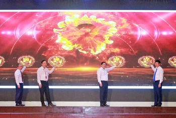 Đại diện Tạp chí Thanh niên và các đơn vị liên quan thực hiện nghi lễ khai mạc Cuộc thi.