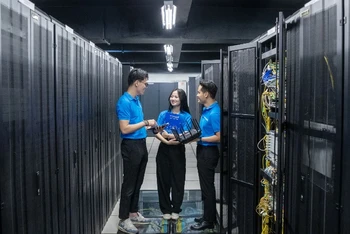 Đội ngũ kỹ sư trẻ của một đơn vị chuyên nghiên cứu, phát triển sản phẩm và giải pháp công nghệ. (Ảnh SƠN TÙNG)