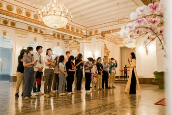 Khách du lịch tham quan Trụ sở Hội đồng nhân dân và Ủy ban nhân dân Thành phố Hồ Chí Minh. (Ảnh: MẠNH HẢO)