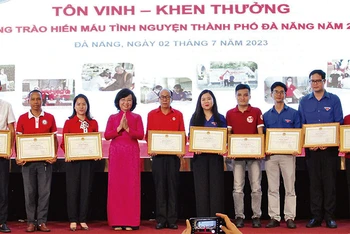 Thành phố Đà Nẵng tôn vinh các gương hiến máu tiêu biểu.