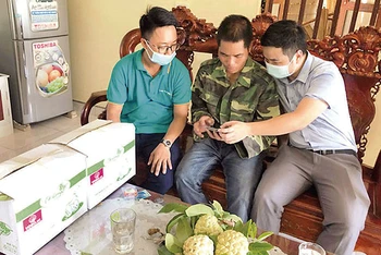 Nhân viên ViettelPost hướng dẫn người dân xã Chi Lăng cách vận hành cửa hàng số trên sàn thương mại điện tử voso.vn. (Ảnh: HOÀNG VƯƠNG)