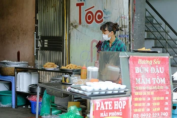 Thức ăn đường phố luôn tiềm ẩn các bệnh truyền nhiễm nếu không được bảo quản, chế biến theo quy định. (Ảnh: HUY HOÀNG)