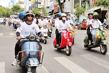 Tour “Lái xe Vespa khám phá Quận 3 đa sắc màu” thu hút nhiều du khách tham gia.