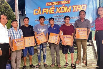 Đại diện Hội đồng nhân dân và Hội Liên hiệp Phụ nữ xã trao quà tặng công nhân, người lao động tại nhà trọ Sáu Cẩm, Ấp 3, xã Bình Chánh.