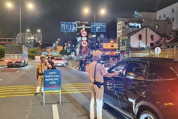 Cảnh sát giao thông tổ chức đo nồng độ cồn với người tham gia giao thông. (Ảnh: PC08)