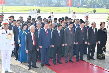 Các đồng chí lãnh đạo, nguyên lãnh đạo Đảng, Nhà nước vào Lăng viếng Chủ tịch Hồ Chí Minh. (Ảnh: ĐĂNG KHOA)