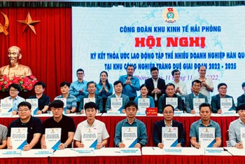 Đại diện của hơn 9.300 người lao động ký thỏa ước lao động tập thể với 30 doanh nghiệp Hàn Quốc tại Khu công nghiệp Tràng Duệ (Hải Phòng).