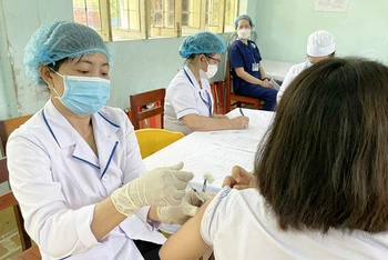 Bộ Y tế khuyến cáo những người chưa tiêm, người thuộc nhóm ưu tiên vẫn cần được tiêm vắc-xin phòng Covid-19.