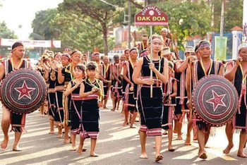 Đoàn nghệ nhân huyện Đăk Đoa biểu diễn trên đường phố Pleiku.