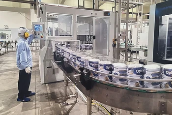 Nhà máy sữa Sài Gòn-Vinamilk đầu tư trang thiết bị công nghệ hiện đại để tiết kiệm năng lượng, giảm phát thải trong quá trình sản xuất. (Ảnh: NGUYỆT BẮC)