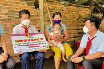 Hội đồng Đội huyện Châu Thành trao quà cho học sinh nghèo, học giỏi.