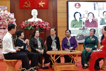 Các nữ thanh niên xung phong tuyến đường 1C giao lưu tại chương trình.