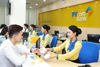 Khách hàng giao dịch tại PVcomBank. (Ảnh: V.PHONG)