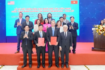 Đại diện lãnh đạo tỉnh Bình Dương và chính quyền bang Nebraska ký kết bản ghi nhớ hợp tác.