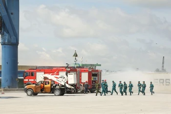 Hàng trăm cán bộ, chiến sĩ cùng nhiều phương tiện, thiết bị chuyên dụng đến hiện trường và triển khai đội hình chữa cháy.