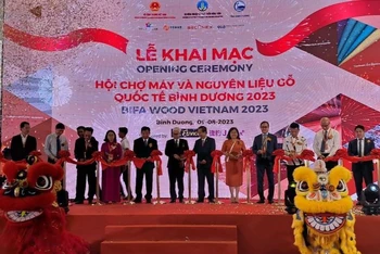 Nghi thức khai mạc hội chợ.