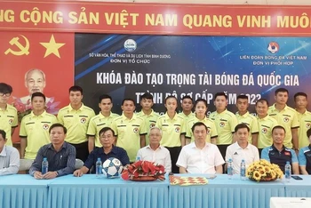 Các đại biểu và học viên tại lễ khai giảng.