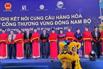 Các đại biểu thực hiện nghi thức khai mạc Hội nghị kết nối cung-cầu hàng hóa và Hội chợ Công thương vùng Đông Nam Bộ-Bình Dương 2023 