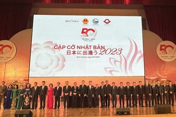 Các đại biểu dự chương trình “Gặp gỡ Nhật Bản 2023” chụp hình lưu niệm.