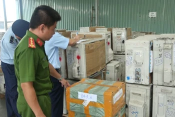 Kiểm tra và niêm phong sản phẩm hàng điện tử không rõ nguồn gốc, xuất xứ.