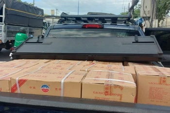 Ô-tô vận chuyển 300 chai rượu ngoại không có hóa đơn chứng từ.