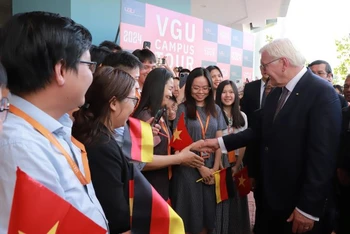 Sinh viên Trường đại học Việt Đức chào mừng Tổng thống Frank-Walter Steinmeier và phái đoàn Đức đến thăm trường.