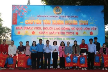 Các đại biểu trao tặng quà cho đoàn viên công đoàn, công nhân lao động tại Lễ xuất phát “Chuyến tàu Xuân nghĩa tình”.