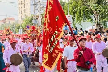 Lễ rước kiệu Bà diễn ra vào chiều 24/2 tại Lễ hội Rằm tháng Giêng ở thành phố Thủ Dầu Một.