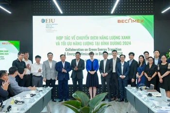 Các đại biểu chụp hình lưu niệm tại chương trình.