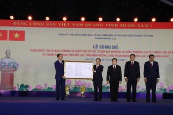 Phó Chủ tịch Quốc hội Trần Quang Phương (bên trái) trao Quyết định thành lập thành phố Bến Cát.
