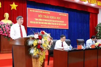 Giáo sư, Tiến sĩ Lê Văn Lợi, Phó Giám đốc Học viện Chính trị Quốc gia Hồ Chí Minh phát biểu khai mạc hội thảo.