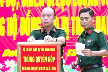 Thủ trưởng Bộ Chỉ huy Quân sự tỉnh Bình Dương quyên góp ủng hộ đồng bào bị ảnh hưởng do cơn bão số 3.