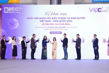 Các đại biểu đại diện sở, ngành tỉnh Bình Dương và Ban Tổ chức thực hiện nghi thức khai mạc ngày hội.