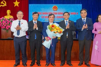 Lãnh đạo tỉnh Bình Dương trao tặng hoa và chúc mừng đồng chí Bùi Minh Trí được bầu giữ chức Phó Chủ tịch Ủy ban nhân dân tỉnh Bình Dương.