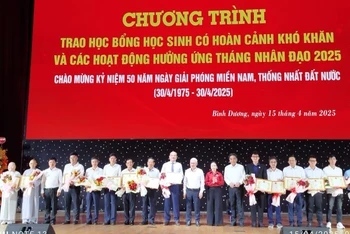Tri ân và tặng Bằng khen của Chủ tịch Ủy ban nhân dân tỉnh Bình Dương cho các tập thể, cá nhân. 