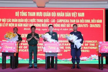 Thượng tướng Nguyễn Văn Nghĩa, Phó Tổng Tham mưu trưởng Quân đội nhân dân Việt Nam thăm hỏi và trao tặng quà cho đoàn Quân đội ba nước Trung Quốc-Lào-Campuchia.