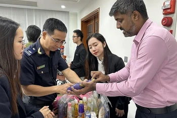 Doanh nghiệp chia sẻ các dấu hiệu nhận biết hàng giả, hàng nhái tại buổi toạ đàm. (Ảnh: T.H)