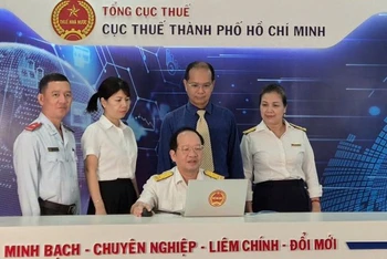 Ban tổ chức bấm số chọn người trúng thưởng Hóa đơn may mắn quý II/2024.