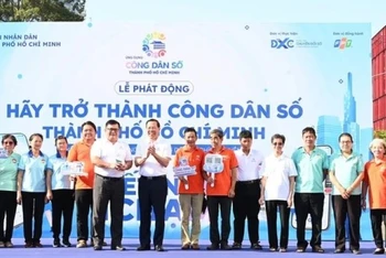 Chủ tịch Ủy ban nhân dân Thành phố Hồ Chí Minh Phan Văn Mãi trao biểu trưng App Công dân số cho đại diện Ủy ban Mặt trận Tổ quốc Việt Nam thành phố.