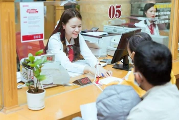Khách hàng giao dịch kiều hối tại Ngân hàng Agribank.