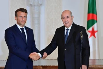 Tổng thống Algeria Abdelmadjid Tebboune bắt tay Tổng thống Pháp Emmanuel Macron tại lễ ký kết diễn ra ở thủ đô Algiers, Algeria, ngày 27/8/2022. (Ảnh: Tân Hoa xã)