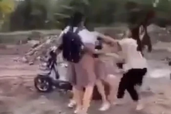 Ảnh được cắt từ clip nữ sinh bị đánh hội đồng