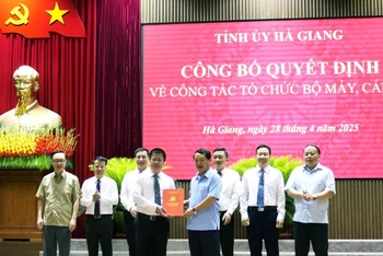 Đồng chí Hầu A Lềnh, Ủy viên Ban Chấp hành Trung ương Đảng, Bí thư Tỉnh ủy Hà Giang trao quyết định sáp nhập Báo Hà Giang và Đài Phát thanh và Truyền hình tỉnh cho tập thể lãnh đạo Báo Hà Giang (mới).