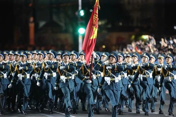 Trung úy Vũ Chí Hưng, Trợ lý Cơ yếu Ban Cơ yếu Phòng Tham mưu, Sư đoàn 365, Quân chủng Phòng không-Không quân (đi đầu) vinh dự là Khối trưởng Khối đi Sĩ quan Phòng không-Không quân tham gia Lễ diễu binh, diễu hành Kỷ niệm 50 năm Ngày Giải phóng miền nam, thống nhất đất nước (30/4/1975-30/4/2025) tại buổi sơ duyệt.
