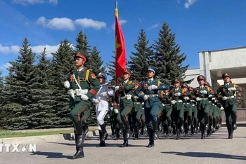 Đoàn Quân đội nhân dân Việt Nam tham gia diễu binh trên Quảng trường Đỏ trong giờ tập luyện. (Ảnh: Tâm Hằng/TTXVN) 